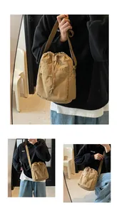 Détail du sac bandoulière en nylon kaki avec fermeture à cordon et texture de la poche