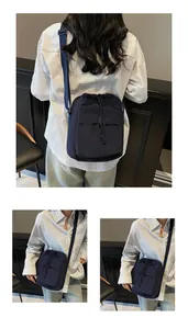 Détails du sac à cordon en nylon bleu foncé avec bandoulière réglable sur le mannequin