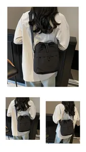 Vue détaillée du sac à bandoulière en nylon noir avec fermeture à cordon élégante