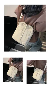 Vue détaillée du sac à bandoulière en nylon crème avec cordon de serrage et poche