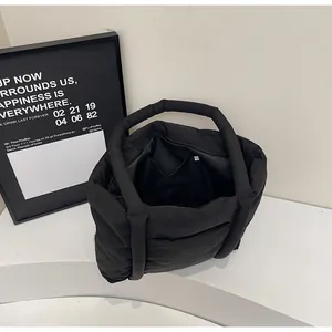 Detailaufnahme der schwarzen Stepptasche mit Innentasche und gestepptem Nylongewebe
