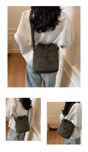 Vue détaillée du sac à bandoulière en nylon vert olive avec cordon et sangle réglable