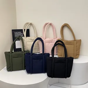Gesteppte Daunen-Tote-Bags in sechs Farben mit dicken Griffen und funktioneller Fronttasche