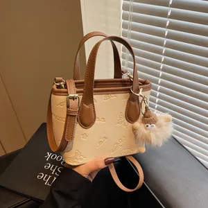 Trendy Dames PU Lederen Reliëf Tote Bag Vlinderpatroon Handtas Schoudertas Met Pluche Hanger Mode Tas