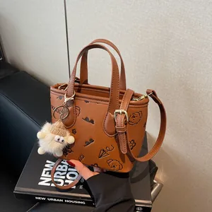 Bruine leren draagtas met cartoon hondpatroon en pluche schaapje als bedeltje