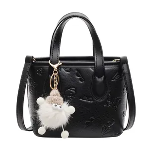 Grote zwarte tote bag met vlinderreliëf en witte pluche hanger voor dames in stijl