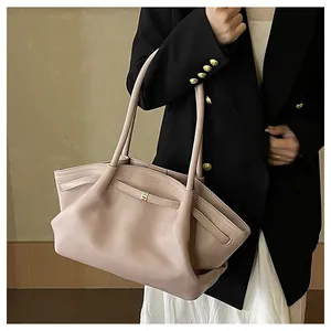 Nahaufnahme der rosa Shopper-Tasche aus Leder mit goldener Schnalle an einem Model