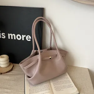 Minimalistische große Handtasche in Altrosa aus Leder mit stilvoller Schnalle für Damen