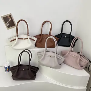 Große Shopper-Taschen für Damen in sechs Farben auf minimalistischen Podesten
