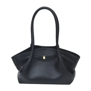Minimalistische große schwarze Ledertasche mit goldener Schnalle und langen Schultergurten