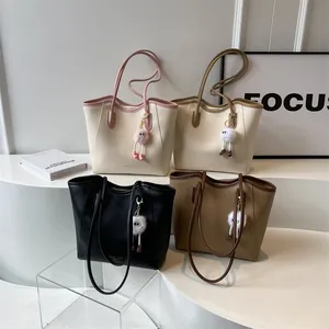 Minimalist large-capacity tote bag in four colorways with plush keychain charm
