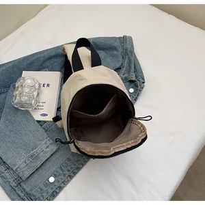 Detailansicht der offenen beigen Nylon-Brusttasche mit schwarzer Innentasche und Futter