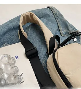 Detail eines verstellbaren Nylonriemens mit gepolstertem Schulterpolster für die Tasche
