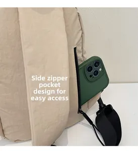 Detail der Nylon-Umhängetasche mit Reißverschlusstasche für Smartphones an der Seite
