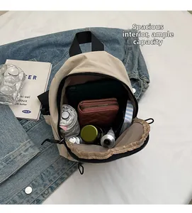 Detailansicht des geräumigen Innenraums der beigen Nylontasche für den Alltag