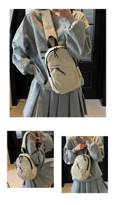 Detailansicht der cremefarbenen Nylon-Brusttasche mit verstellbarem Gurt und Kordelzug