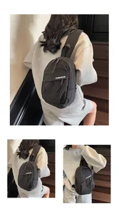 Detailansichten der schwarzen Nylon-Brusttasche mit verstellbarem Gurt und TENGRUN-Logo