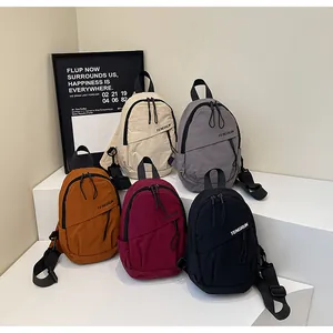 Detailansicht minimalistischer Nylon-Brusttaschen mit verstellbaren Trägern und Farben