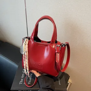 Elegante borsa a secchiello in pelle rossa con goffratura XICH XICH e ciondolo