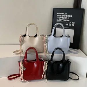 Set di borse a secchiello minimaliste in ecopelle lucida beige, blu, rossa e nera