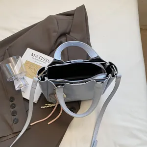 Borsa a secchiello celeste in ecopelle con manici e tracolla regolabile rimovibile