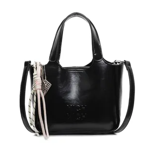 Borsa a secchiello minimalista in pelle PU nera con logo XICH XICH e ciondolo intrecciato