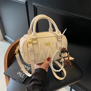 Bolso Boston Vintage de Cuero PU Acolchado para Mujer Bolso de Hombro Fashion Matelassé Con Dije de Perlas y Muñeca de Dibujos Animados