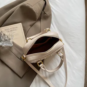 Bolso de hombro beige acolchado con herrajes dorados y asas dobles