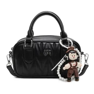 Bolso bandolera acolchado negro de cuero con colgante de perlas y gran capacidad
