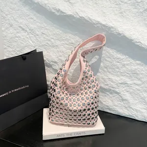 Rosa Y2K Hobo-Tasche mit silbernen Nieten und stilvoller Punk-Ästhetik in der Ansicht