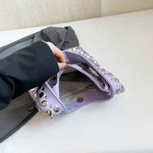 Lavendelfarbene Punk-Achseltasche mit silbernen Nieten und geräumigem Innenfach