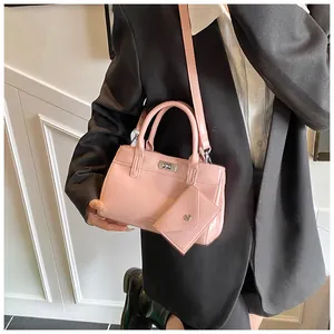 Détail du sac bandoulière en PU rose avec boucle argentée et pochette amovible