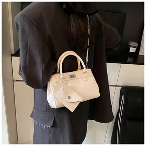Mannequin portant un sac bandoulière beige crème en PU avec mini pochette triangulaire