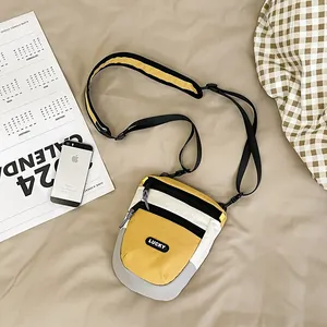 Lässige Crossbody-Tasche in Gelb und Grau mit Lucky-Patch und breitem Schultergurt