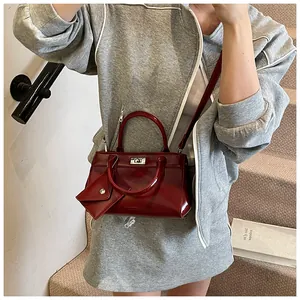 Mini sac cabas rouge brillant avec fermoir argenté et petit accessoire décoratif