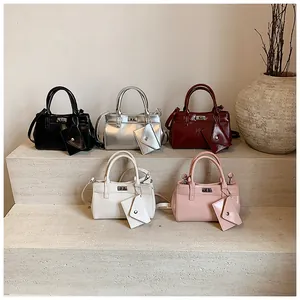 Sacs à main chics en noir argent rouge blanc et rose disposés sur des marches