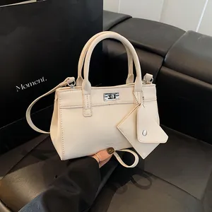 Sac à Main Carré en Cuir PU pour Femme Avec Mini Pochette Triangle Serrure en Métal Bandoulière Amovible Sac à Bandoulière Mode