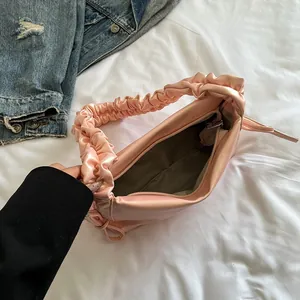 Elegante borsa a mano in raso plissettato rosa per donna accessorio alla moda primavera 2025
