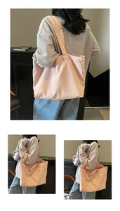 Detail der rosa Canvas-Einkaufstasche mit hochdichtem Baumwollstoff und breiten Trägern