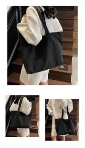 Große schwarze Nylon-Tragetasche mit geräumigem Design und langlebigen Schultergurten