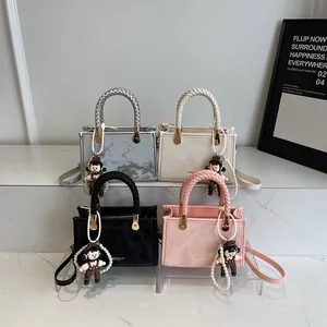 Borse a mano quadrate minimaliste in argento, beige, nero e rosa con manici tessuti