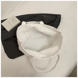Detailopname van canvas met hoge dichtheid en versterkte kruissteken op de shopper tas