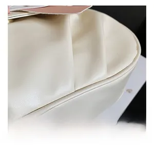Détail du sac à main plissé couleur crème avec une texture douce effet cuir véritable