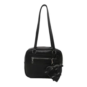 Bolso de hombro retro negro en cuero con colgante de corazón y lazos elegantes