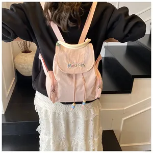 Sac à dos décontracté rose avec broderie MeaRey et cordon porté par un mannequin
