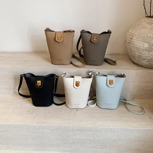Bolsos tipo cubo para mujer en cuero con patrón de lichi en cinco colores y cierres dorados