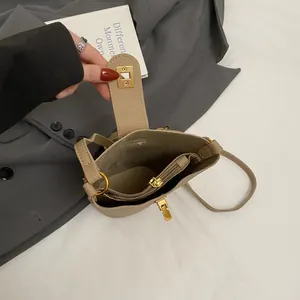 Bolso tipo cubo minimalista en color beige para mujer con herrajes dorados y texturizados