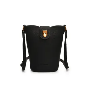 Bolso saco minimalista de cuero granulado negro con herrajes dorados y logo