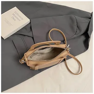 Borsa a secchiello marrone chiaro motivo litchi con doppi manici e finiture argento