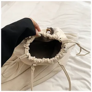 Μεγάλη κρεμ τσάντα bucket από δέρμα PU με κορδόνι και διακοσμητικό μπέιζμπολ